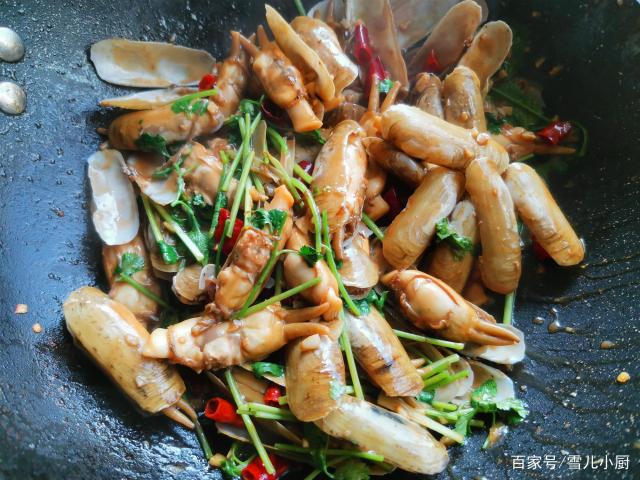 這個海鮮被稱作“小人仙”，肉質肥美，用這個方法做，一盤不夠吃